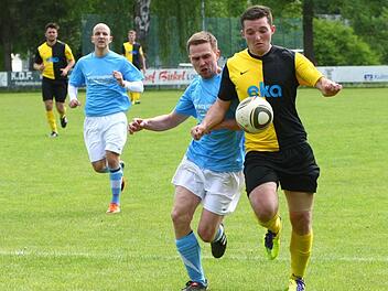 Der Stadtsteinacher Paul Waljaew (rechts) hat beim 5:0-Sieg in Mistelgau viermal getroffen. Seine Tore werden auch heute in Hollfeld gebraucht, wenn es im Entscheidungsspiel wieder gegen Mistelgau geht. Foto: Monika Limmer