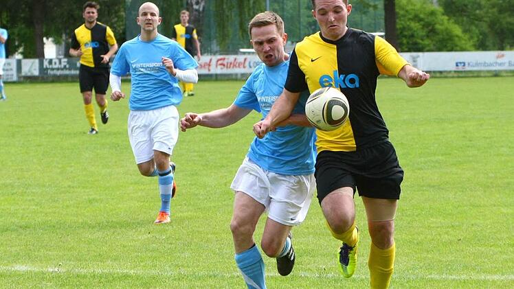 Der Stadtsteinacher Paul Waljaew (rechts) hat beim 5:0-Sieg in Mistelgau viermal getroffen. Seine Tore werden auch heute in Hollfeld gebraucht, wenn es im Entscheidungsspiel wieder gegen Mistelgau geht. Foto: Monika Limmer