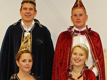 Das neue Präsidium des Neukenrother Faschings-Clubs und alle Narren werden heuer vom Dschungelfieber angesteckt. Im Bild: Präsidentin Kristin I. und Präsident Dominik I. (links), daneben Prinzessin Theresa I. und Prinz Christoph I. Foto: Joachim Beez
