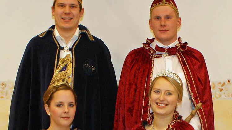 Das neue Präsidium des Neukenrother Faschings-Clubs und alle Narren werden heuer vom Dschungelfieber angesteckt. Im Bild: Präsidentin Kristin I. und Präsident Dominik I. (links), daneben Prinzessin Theresa I. und Prinz Christoph I. Foto: Joachim Beez