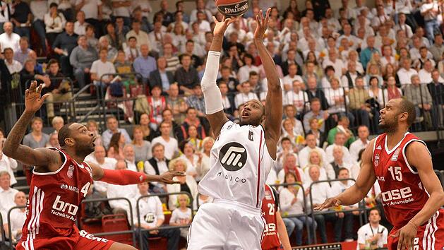 Die Bamberger D'or Fischer (links) und Sharrod Ford (rechts) versuchen die Kreise von Artlands Center Anthony King (Mitte) einzud&auml;mmen. Foto: Rolf Kamper