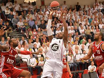 Die Bamberger D'or Fischer (links) und Sharrod Ford (rechts) versuchen die Kreise von Artlands Center Anthony King (Mitte) einzud&auml;mmen. Foto: Rolf Kamper