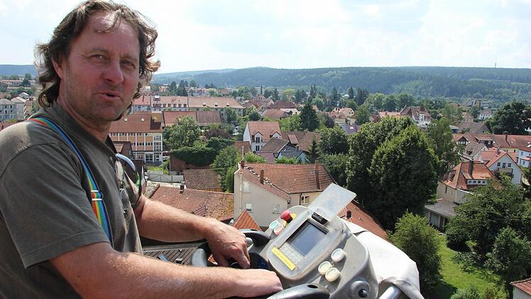 Ein Arbeitsplatz über den Dächern von Kronach: Ralf Oßmann am Bedienpult der Hebebühne in 40 Metern Höhe.