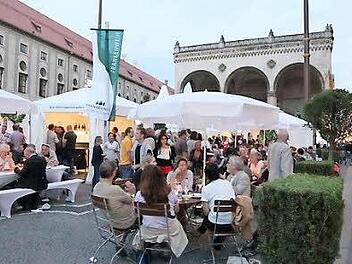 Auch Hammelburger Wein kosten die Besucher auf dem Münchner Odeonsplatz. Foto: Fränkischer Weinbauverband