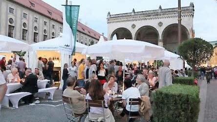 Auch Hammelburger Wein kosten die Besucher auf dem Münchner Odeonsplatz. Foto: Fränkischer Weinbauverband
