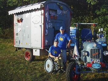 Tobias (von links) und Hans Hartmann freuen sich auf die Reise mit ihrem Oldtimer. Foto: privat