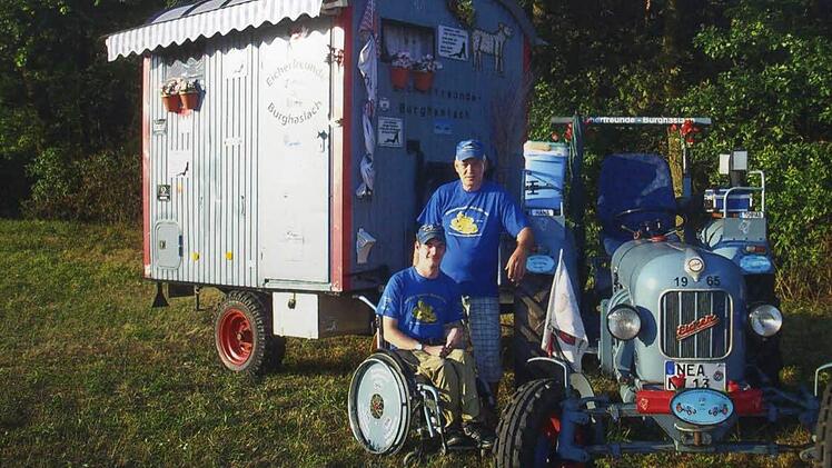 Tobias (von links) und Hans Hartmann freuen sich auf die Reise mit ihrem Oldtimer. Foto: privat