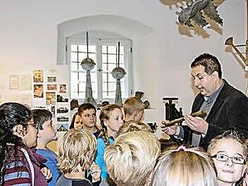 Museumsleiter Björn Hein erklärt den Schülern, wie die Handwerker früher gearbeitet haben.  Foto: Nadine Bötsch