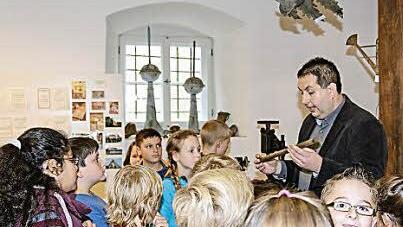 Museumsleiter Björn Hein erklärt den Schülern, wie die Handwerker früher gearbeitet haben.  Foto: Nadine Bötsch