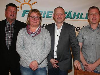 Die Freien Wähler Lonnerstadt werden weiterhin von Gerrit Hoppe (2.v.r.) geführt. Im Bild Bürgermeister Stefan Himpel, Zweite FW-Vorsitzende Regina Bruckmann, Schriftführer Markus Lenk (v.l.).  Foto: Seeger