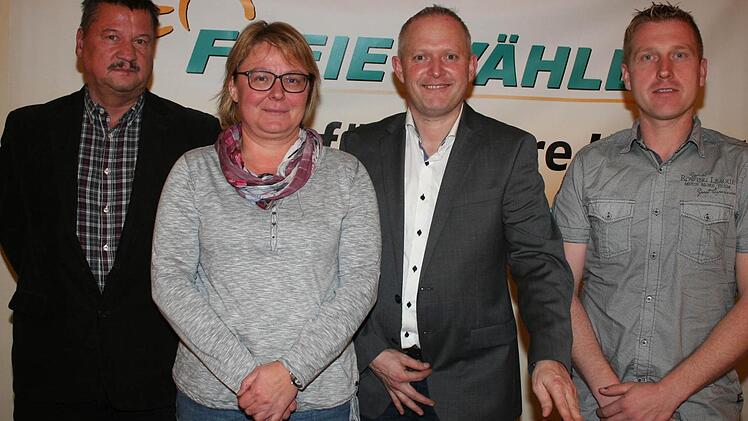 Die Freien Wähler Lonnerstadt werden weiterhin von Gerrit Hoppe (2.v.r.) geführt. Im Bild Bürgermeister Stefan Himpel, Zweite FW-Vorsitzende Regina Bruckmann, Schriftführer Markus Lenk (v.l.).  Foto: Seeger