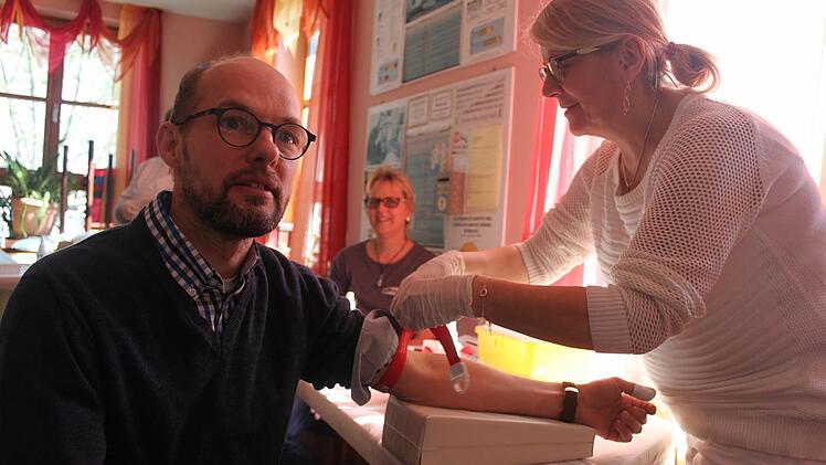 Er war einer von 778 freiwilligen Spendern: Matthias Fiedler mit der Arzthelferin und Kreisrätin Gabi Schülein. Foto: Veronika Schadeck