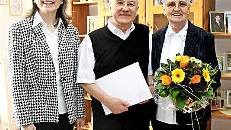 Zweite Bürgermeisterin Renate Schroff (l.) gratulierte Irene und Eduard Siwy zur goldenen Hochzeit. Foto: Richard Sänger
