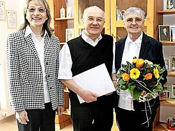 Zweite B&uuml;rgermeisterin Renate Schroff (l.) gratulierte Irene und Eduard Siwy zur goldenen Hochzeit. Foto: Richard S&auml;nger