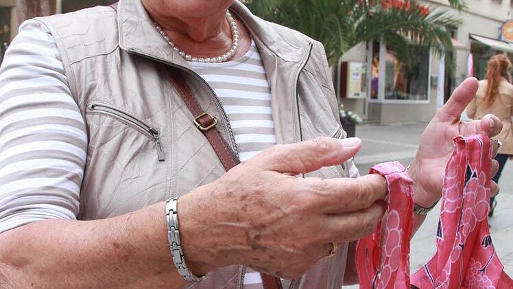 Elfriede Frey, Kassel:"Wenn die Plastiktüten Geld kosten, sagt vielleicht doch der ein oder andere: Die brauche ich nicht", sagt Elfriede Frey. Dass sich der Handel eine Selbstverpflichtung auferlegt hat, Tüten künftig kostenpflichtig anzubieten, findet sie richtig. Sie selbst versucht, so wenig Tüten wie möglich beim Einkaufen zu verbrauchen, erzählt sie, greift in ihre braune Lederhandtasche und fummelt eine bunte Stofftasche raus. "Die hab´ ich immer dabei." Ihre Strategie: "Die kann man w...