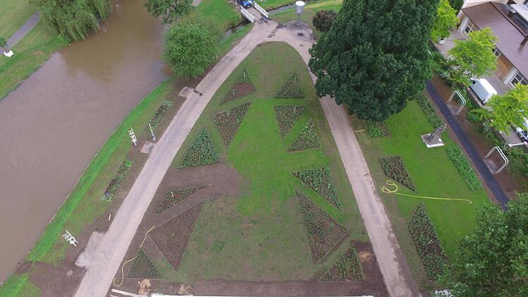 Blick aus der Luft auf den Rosengarten in verschiedenen Bauphasen. Foto: Saale-Zeitung