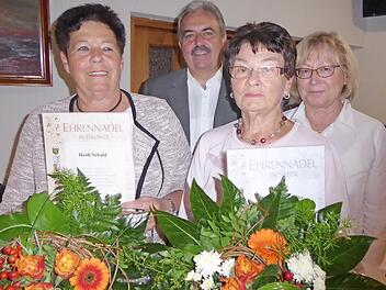 Elisabeth Kreller und Heidi Sebald wurden mit einer Ehrenurkunde ausgezeichnet für ihr langjähriges Engagement. Foto: Heidi Amon
