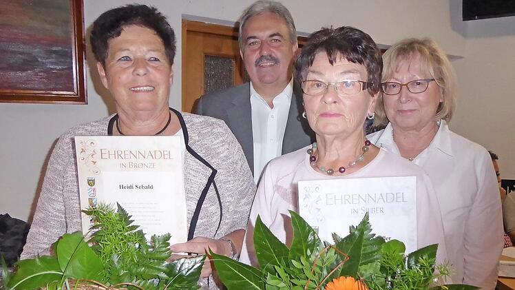 Elisabeth Kreller und Heidi Sebald wurden mit einer Ehrenurkunde ausgezeichnet für ihr langjähriges Engagement. Foto: Heidi Amon