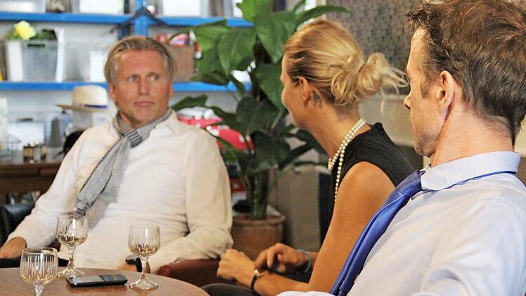 Im Schlosstheater Thurnau gibt es am Samstag die nächste Premiere: die französische Komödie "Das Abschiedsdinner". Es spielen - von links: Wolfgang Krebs, Barbara Trottmann und Frank Strobelt.  Foto: Katharina Müller-Sanke