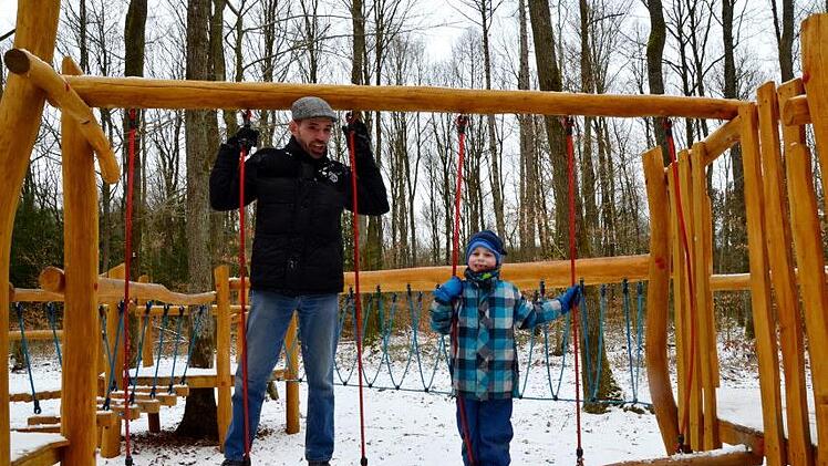 Im neuen Seilgarten haben offenbar nicht nur die Kleinen ihre helle Freude. Fotos: Andrea Spörlein