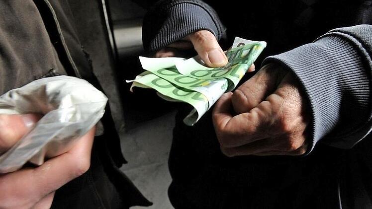 Die nachgestellte Szene zeigt Drogenh&auml;ndler. Kiloweise sollen die Angeklagten Haschisch verkauft haben. Foto: Frank Leonhardt/dpa