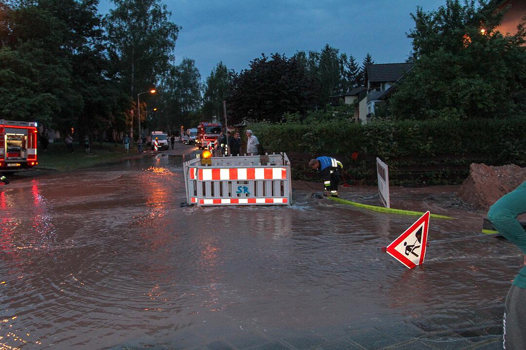 Nürnberg: Beschädigte Leitung setzt einen ganzen Straßenzug unter Wasser