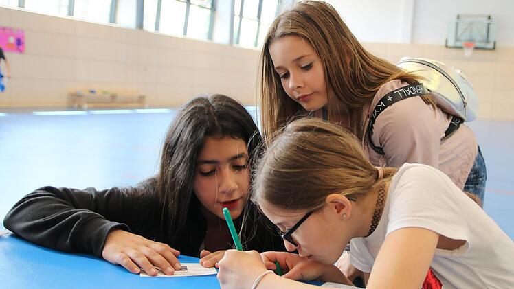 Mehrere Stationen zum Thema Europa waren beim Schulfest in Stadtstenach zu absolvieren. Jede erfüllte Aufgabe konnten sich die Schüler auf einer Laufkarte bestätigen lassen.