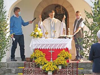 Pater Jan Poja zelebrierte die Messe an der Kapelle. Foto: Thomas Weiß
