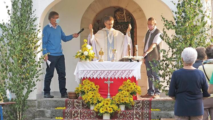 Pater Jan Poja zelebrierte die Messe an der Kapelle. Foto: Thomas Weiß