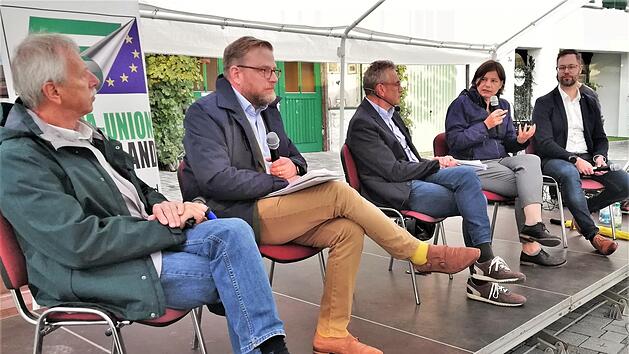 Ernst Stross (SPD, von links), Karl Graf Stauffenberg (FDP), Moderator Reinhard Schaupp von der  Europa-Union Unterfranken, MdB Manuela Rottmann (Gr&uuml;ne) und Christian Machon (CSU) diskutierten auf dem Hammelburger Viehmarkt Themen zur Bundestagswahl. Foto: Sigismund von Dobsch&uuml;tz