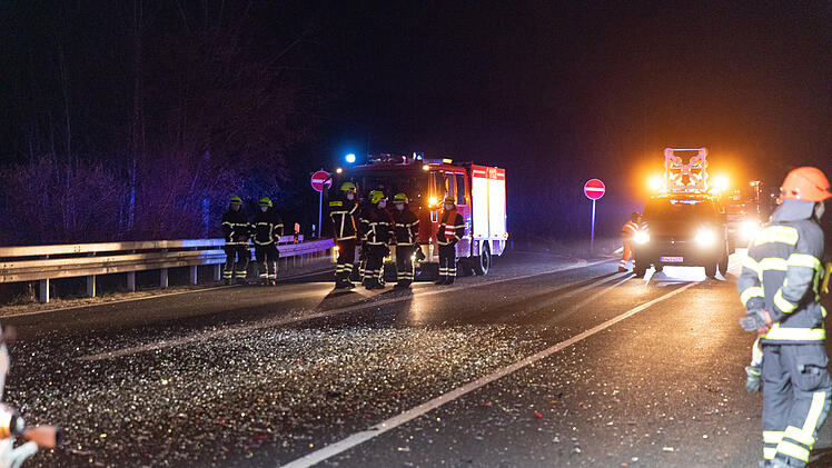 Kleinwagenfahrer wendet auf B4: Familienvater und sechs Kinder haben Gl&uuml;ck im Ungl&uuml;ck
