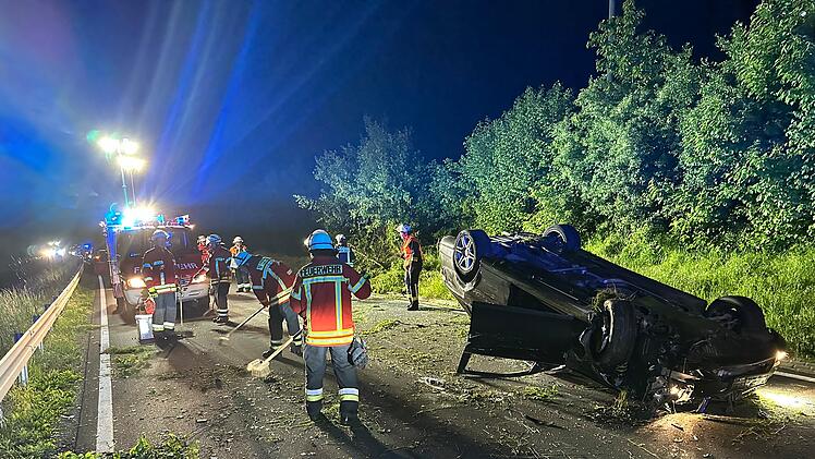 Auto auf Dach bei Lohr am Main