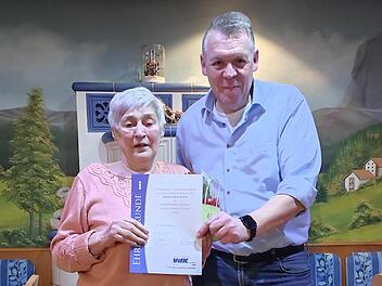 Ehrenvorsitzende Renate Hoffmann und Vorsitzender Stephan Bayerlein mit der Ernennungsurkunde.