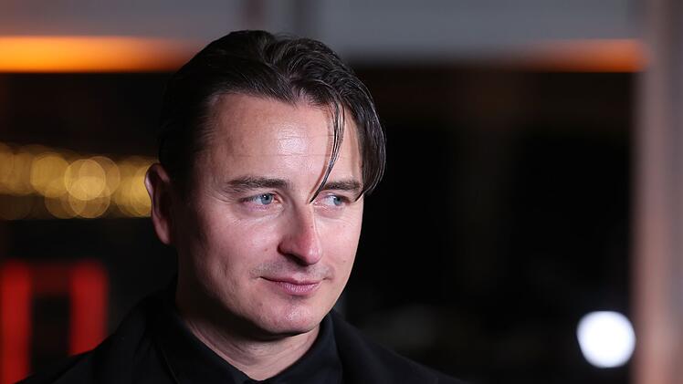 Andreas Gabalier betont, dass einige seiner Lieder "eine riesengroße Portion Selbstironie, Augenzwinkern und Cabaret beinhalten".