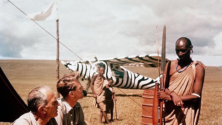 Bernhard Grzimek mit seinem sp&auml;ter verungl&uuml;ckten Sohn bei den Dreharbeiten zu "Serengeti darf nicht sterben". F&uuml;r den Tier- und Naturschutz nahm er die Vertreibung der Massai in Kauf.