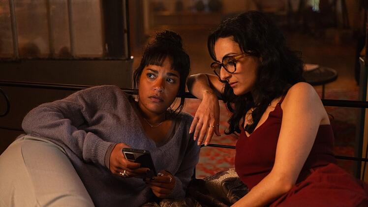 Maya (Salka Weber, links) und Sema (Şafak Şeng&uuml;l) stehen einander immer bei.