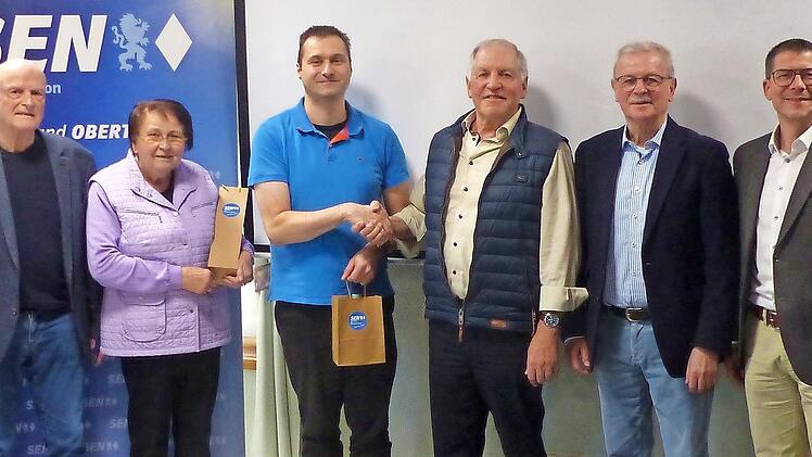 Das Bild zeigt (von links): Bezirksvorsitzenden Walter Gutmann, Seminarleiterin Rosi Hufnagel, Digitalberater Ronald Kaiser, den Ortsvorsitzenden der SEN-Union Manfred Manger, stellvertretenden Landrat Gotthard Schlereth sowie Matthias H&uuml;ttl.