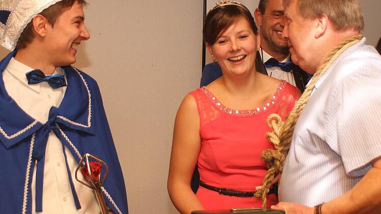 Ausgelassene Stimmung herrschte bei der Übergabe der Gemeindekasse durch Bügermeister Willi Sendelbeck an das das neue Prinzenpaar Isabel I. und Fredrik I..Foto: Günther Geiling