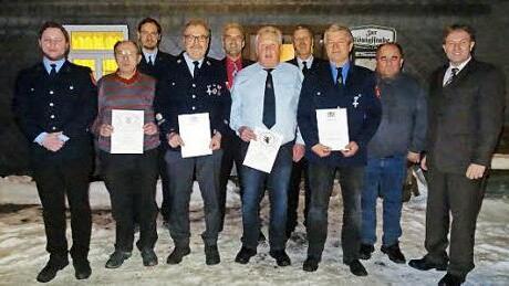 Vorsitzender Michael Ehrhardt mit Hermann Jahn (geehrt für 50 Jahre Vereinszugehörigkeit), Erstem Kommandanten Tobias Treuner, Gerhard Leib (geehrt für 40 Jahre aktiven Dienst), Bürgermeister Timo Ehrhardt, Klaus Treuner (geehrt für 40 Jahre aktiven Dienst), Kreisbrandinspektor Harald Schnappauf, Zweitem Vorsitzenden Ralf Brandl (geehrt für 25 Jahre aktiven Dienst), Hermann Feuerpfeil (Stadtrat) und Landrat Klaus Löffler  Foto: privat