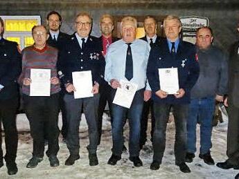 Vorsitzender Michael Ehrhardt mit Hermann Jahn (geehrt für 50 Jahre Vereinszugehörigkeit), Erstem Kommandanten Tobias Treuner, Gerhard Leib (geehrt für 40 Jahre aktiven Dienst), Bürgermeister Timo Ehrhardt, Klaus Treuner (geehrt für 40 Jahre aktiven Dienst), Kreisbrandinspektor Harald Schnappauf, Zweitem Vorsitzenden Ralf Brandl (geehrt für 25 Jahre aktiven Dienst), Hermann Feuerpfeil (Stadtrat) und Landrat Klaus Löffler  Foto: privat
