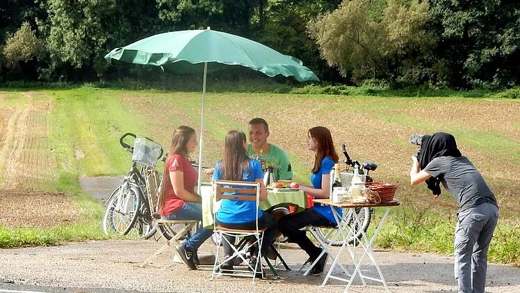 Kamerafrau Katharina Flassak vom Bayerischen Rundfunk filmt die Jugendlichen beim Frühstück.Andreas Welz