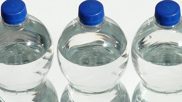 Mann leert Flaschen um Pfand einzul&ouml;sen. Symbolfoto: Hans/pixabay.com