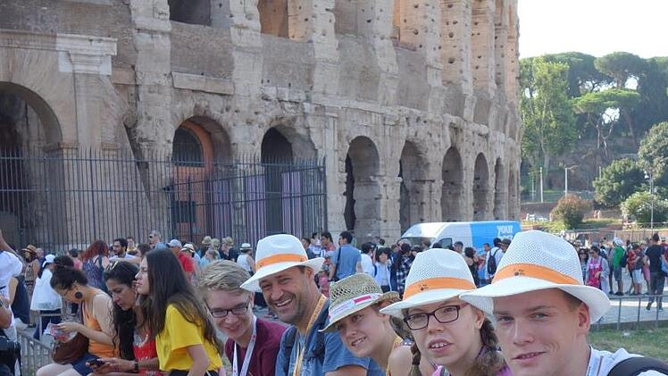 Die Kulmbacher Teilnehmer der Ministrantenwallfahrt besichtigten auch die Sehensw&uuml;rdigkeiten: (von rechts) Lars und Astrid Ambrosius, Greta und Bernd Lengenfelder und Julian Neubrand.