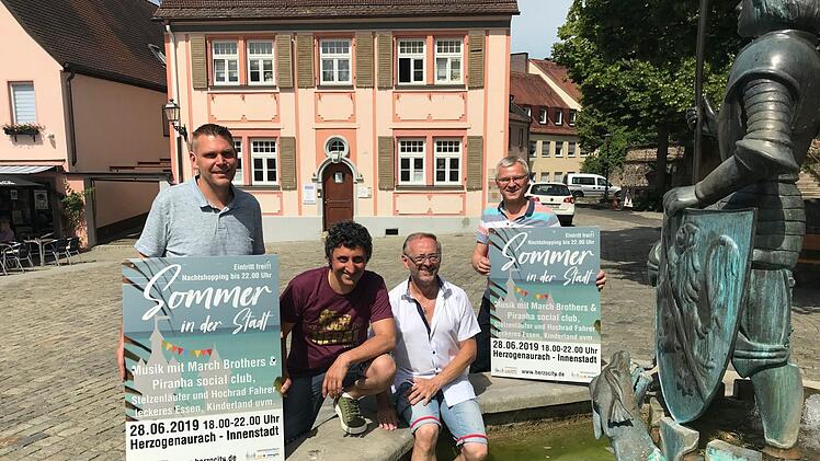 Sommer in der Stadt - Stefan Müller (v.l.), Alberto Parmigiani, Walter Dietz und Thomas Kotzer sind optimistisch, dass auch beim Nachtshopping die eine oder andere Erfrischung von Nöten ist.  Foto: Michael Busch
