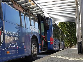 Am Forchheimer Busbahnhof müssen lediglich noch die ertastbaren Leitsysteme am Boden für sehbehinderte Menschen nachgerüstet werden. Foto: Ronald Heck
