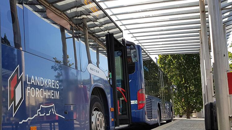 Am Forchheimer Busbahnhof müssen lediglich noch die ertastbaren Leitsysteme am Boden für sehbehinderte Menschen nachgerüstet werden. Foto: Ronald Heck