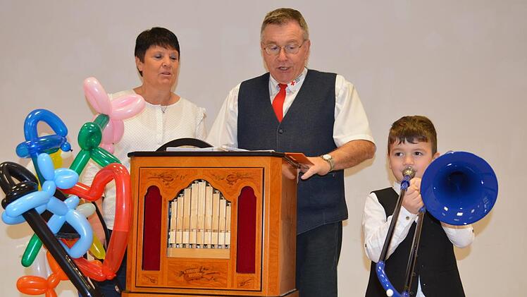 Egal wohin Klaus Emmerling kommt, die Zuh&ouml;rer sind ganz Ohr, wenn er an der Drehorgel steht und (gelegentlich) auch Enkel Timon daneben in die Posaune bl&auml;st. Links Ehefrau Monika Emmerling.  Fotos: Isolde Krapf