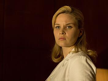 Lisa Scheel (Sonja Gerhardt) ist eine talentierte Medizinerin - wird jedoch aufgrund ihres Geschlechts h&auml;ufig nicht ernst genommen.