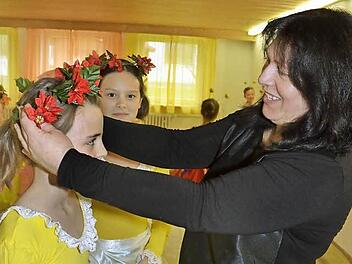 Damit alles korrekt sitzt, muss Olga Engelmann vor jeder Probe und jeden Auftritt selbst Hand anlegen.