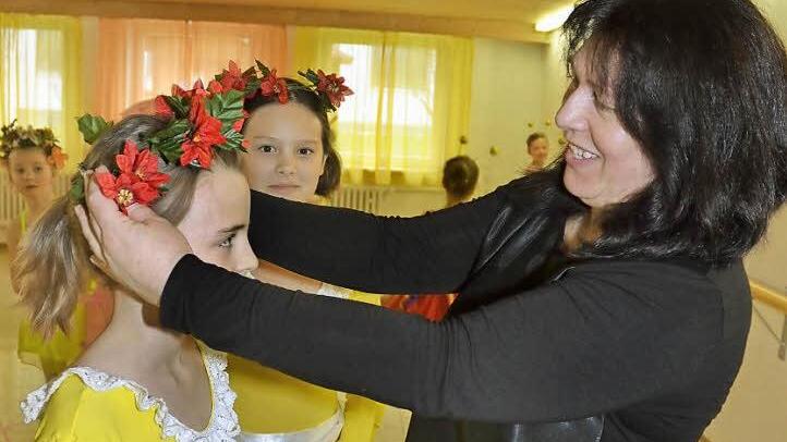 Damit alles korrekt sitzt, muss Olga Engelmann vor jeder Probe und jeden Auftritt selbst Hand anlegen.